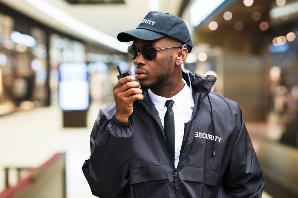 Un agent de sécurité utilise un talkie-walkie dans un centre commercial